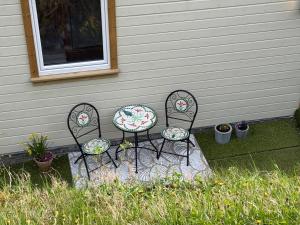 two chairs and a table on a patio at Leilighet midt i Sokndal sentrum in Sokndal