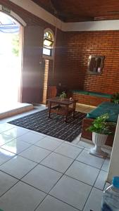 a living room with a table and a couch at Pousada Regis Bocaina SJB in São José do Barreiro