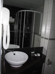 חדר רחצה ב-Source Hôtel