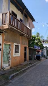 an old building with a green door and a balcony at SWELL house, EL TUNCO in El Sunzal