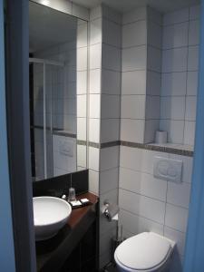 חדר רחצה ב-Source Hôtel