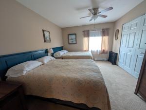 a bedroom with two beds and a ceiling fan at C & D Restawhile in Oak Harbor +20 photos