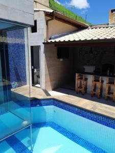 a swimming pool in a villa with a house at Recanto do Galo in Volta Redonda