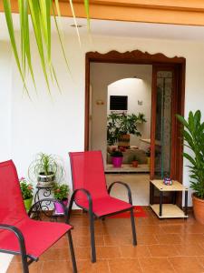 a room with chairs and a table and a mirror at Villa Odalys Cozy Mexican style house in Mérida