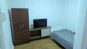 a small bedroom with a tv and a bed at Residencia cercana ENGIE in Tocopilla