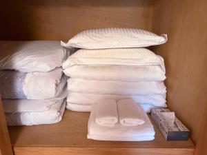 ein Stapel Decken und Kissen in einem Zimmer in der Unterkunft 叶 in Nishikichō + 28 Fotos
