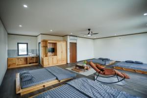 a large room with two beds and a couch at Khách Sạn Vân Nguyên in Buôn Ea Yông