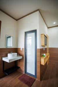 a bathroom with a sink and a mirror at Khách Sạn Vân Nguyên in Buôn Ea Yông