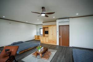 a bedroom with a bed and a ceiling fan at Khách Sạn Vân Nguyên in Buôn Ea Yông