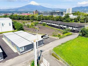 an aerial view of a city with a mountain in the background at 富士OUTLET Hotel in Gotemba