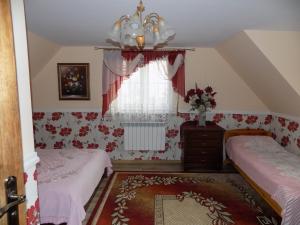 Postel nebo postele na pokoji v ubytování Kwiatowa Zagroda + 37 fotografií