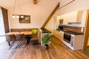 eine Küche und ein Esszimmer mit einem Tisch im Loft in der Unterkunft Apartment gmiatlich Wohnen in Hollersbach im Pinzgau