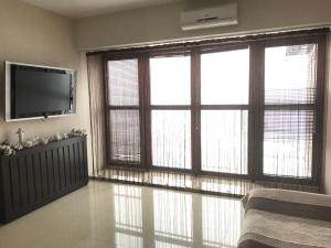 Televízia a/alebo spoločenská miestnosť v ubytovaní Apartments on Kirova