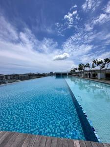 a large swimming pool on top of a building at reSTARY - K Universe, Sutera Avenue Infinity Pool - Imago Opposite - KK City- 3BR,10Pax 来沙旅 K歌宇宙主题公寓 - 无边际日落海景泳池 - Imago商场对面 - KK市中心 - 3房10人 in Kota Kinabalu