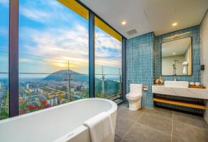 Phòng tắm condotel Flamingo Hải Tiến - thiết kế hiện đại đầy đủ tiện nghi