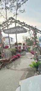 a flower shop with a sign that reads nubs cozy homes at Nhu's Cozy Home in Phước Thuận (1)