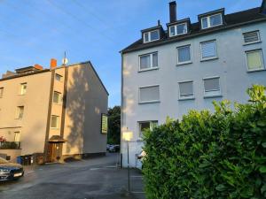a building on a street next to two buildings at einfacher Schlafplatz ohne Ansprüche in Essen