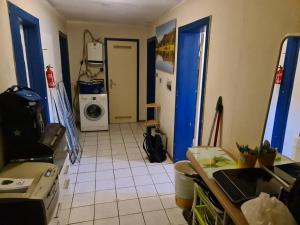 a kitchen with a refrigerator and a washing machine at einfacher Schlafplatz ohne Ansprüche in Essen