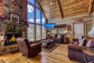a living room filled with furniture and a fireplace at Campfire Lodge in Sevierville