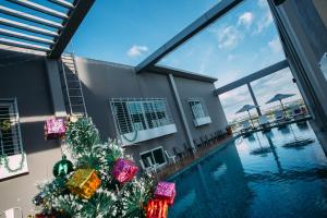 Bazén v ubytování CA&SA Serviced Apartment nebo v jeho okolí