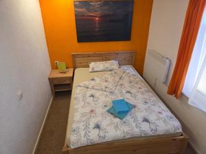 a small bedroom with a bed and a table at Ferienhaus Olbersdorf in Olbersdorf