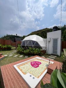 a garden with a flower arrangement on a table at Dome Gloria in Panjadakan