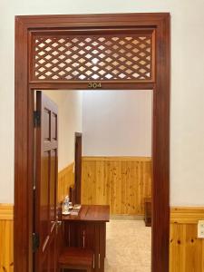 an entrance to a room with a wooden door at Nhà Nghỉ Thi Anh in Ấp Bia