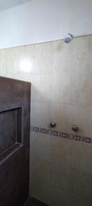 a bathroom with a shower with a light on it at Hospedaje "Entre Amigos" in Comalcalco