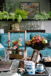a living room with a blue couch and a table at Neverland de Papillons in Sa Ðéc
