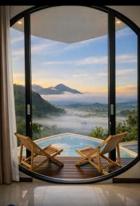ein Zimmer mit einem Fenster mit zwei Stühlen und einem Pool in der Unterkunft White cloudy in Gretek