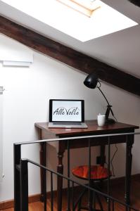 トリノにあるAlle Volte Torinoのノートパソコン(テーブル付)