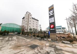 a parking lot with a sign in front of a building at Hive Hotel in Tongduch'ŏn