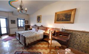 sypialnia z łóżkiem, biurkiem i pianinem w obiekcie B&B I Colori dell'Arcobaleno w mieście Belvedere Langhe