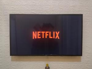 a television screen with the netflix sign on it at Mini Casa 02 - Próx Aeroporto e Centro Hospitalar in Teresina