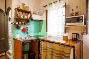 una pequeña cocina con fregadero y microondas en Diladdarno en Florence