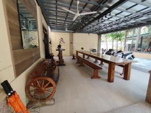 ein Zimmer mit einem langen Holztisch und einem Rad in der Unterkunft Spring Plaza Hotel in Dasmariñas