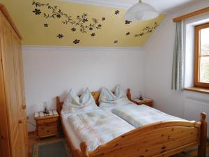 Ένα ή περισσότερα κρεβάτια σε δωμάτιο στο Urlaub am Bauernhof Blamauer Köhr