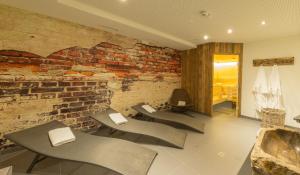 TWO TIMEZ - Boutique Hotel - with AC的休息区