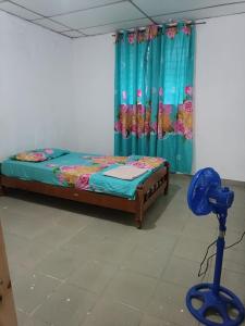 a bedroom with a bed and a blue vacuum at Casa de Malle in Pocrí