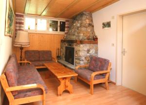 ein Wohnzimmer mit Stühlen und einem Steinkamin in der Unterkunft Haus Alpentraum in Randa