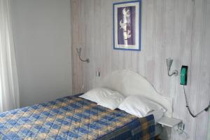 A bed or beds in a room at Auberge du Lac