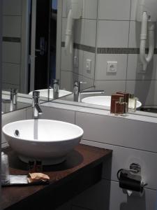 חדר רחצה ב-Source Hôtel