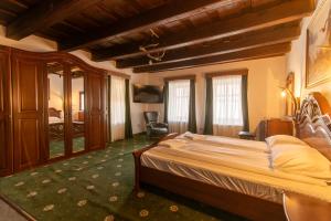 a bedroom with a large bed in a room at Rácz Vadászkúria in Racoşu de Sus
