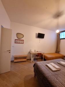 a room with a bed and a table and a television at LIMO to Host in Roccaromana