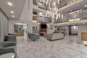 a lobby of a hospital with couches and chairs at La Quinta by Wyndham Dallas I-35 Walnut Hill Ln in Oldham +59 photos