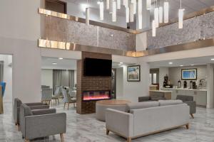 a lobby with a fireplace and a living room at La Quinta by Wyndham Dallas I-35 Walnut Hill Ln in Oldham