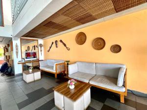 a living room with two couches and a tv at Laguna Gili in Gili Trawangan