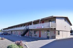 a building with a parking lot in front of it at Econo Lodge Kennewick Tri-Cities in Kennewick