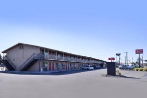 a building in a parking lot with cars parked at Econo Lodge Kennewick Tri-Cities in Kennewick +7 photos