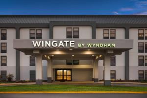 a building with a sign that reads wingate by wynham at Wingate by Wyndham Cranberry in Cranberry Township